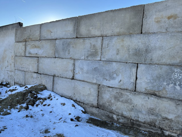 (35 +/-) Concrete retainer blocks